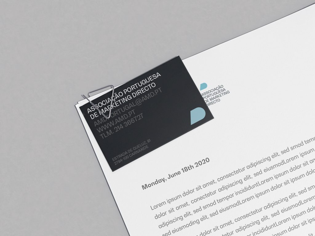 Free paper and business card mockup with paper clip eu